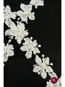 Bandă albă cu flori 3D și mărgele