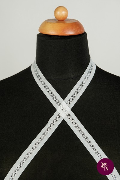 Bandă dantelă albă cu design liniar