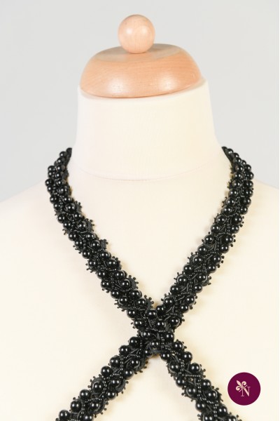 Bandă neagră împletită cu perle și mărgeluțe