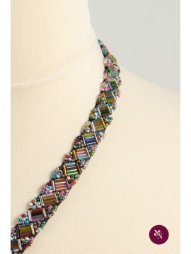 Bandă accesorizată cu mărgeluțe multicolore