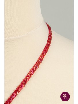 Bandă roșie accesorizată manual cu mărgeluțe