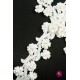Dantelă albă cu flori 3D și perle