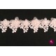 Bandă dantelă cu flori 3D roz piersică și strasuri