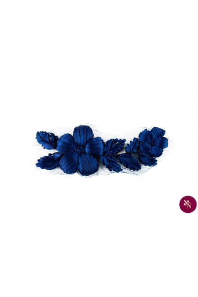 Floare albastră din panglici pe bază din tulle