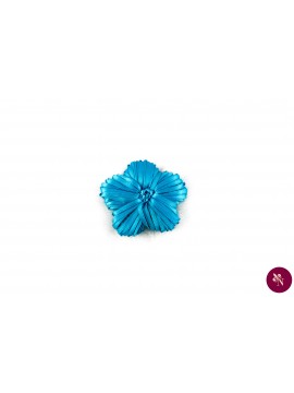 Floare albastră din panglici pe bază din tulle