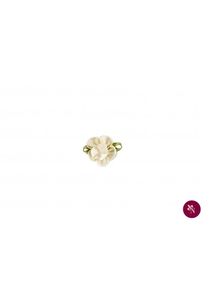 Floare ivoire din panglici cu frunze verzi aplicabilă